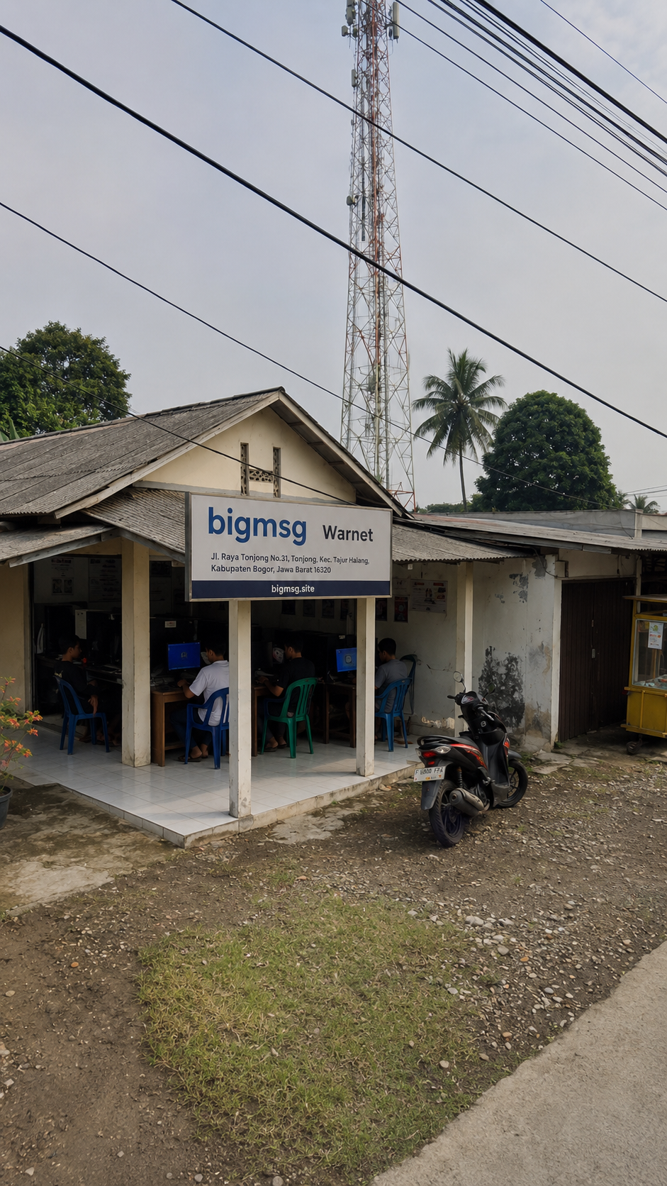 Tampak luar Bigmsg Warnet dengan papan nama kecil natural